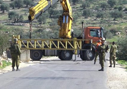 قوات الاحتلال تنصب بوابة حديدية على مدخل حوسان الغربي غرب بيت لحم