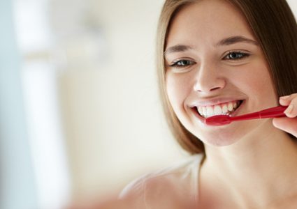 تحذير من معاجين تبييض الأسنان.. ضررها أكثر من نفعها!