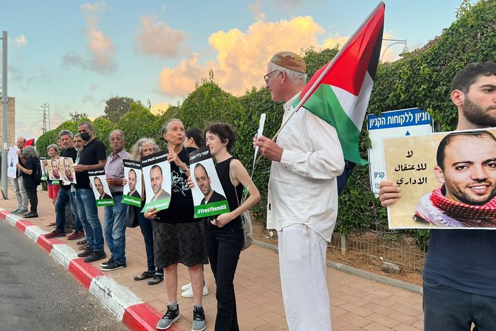 وقفة إسناد للمعتقل عواودة أمام مستشفى "أساف هروفيه"