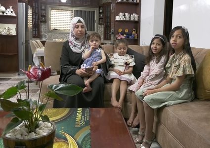 زوجة المعتقل عواودة: "يتحدث بصعوبة بالغة ولا يتذكر أسماء بناته"