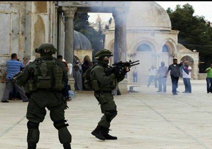 سلطات الاحتلال تبعد مواطنين عن المسجد الأقصى