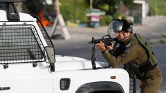 الاحتلال يصيب شابا بجروح خطيرة في الرأس ويعتقله في كفر عقب