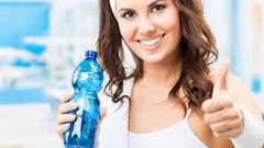 ماذا سيحدث لجسمك إذا جعلت الماء مشروبك الوحيد؟