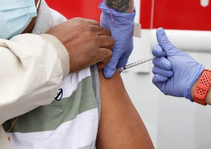 كورونا.. بريطانيا أول دولة توافق على لقاح خاص بالمتحور "أوميكرون"