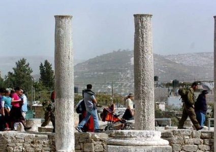 نابلس:مستوطنون يقتحمون المنطقة الأثرية في سبسطية