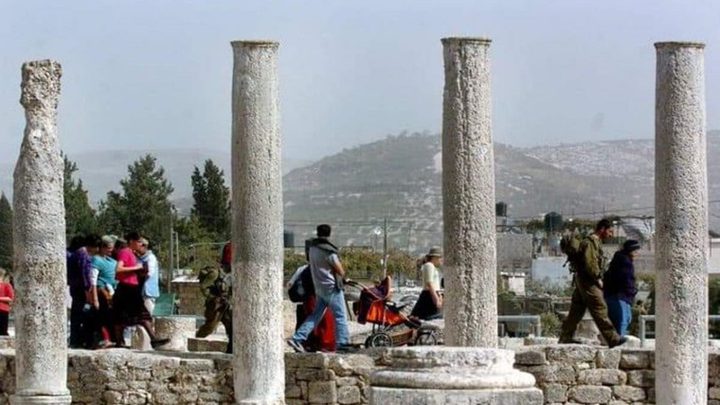 نابلس:مستوطنون يقتحمون المنطقة الأثرية في سبسطية