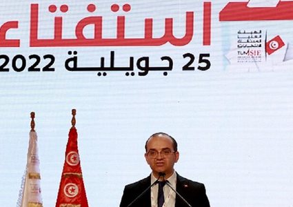 هيئة الانتخابات التونسية تعلن قبول مشروع الدستور الجديد