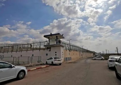 سلطات الاحتلال يتقل الأسير يوسف الباز إلى عزل "اوهلي كيدار"