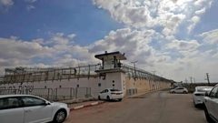 سلطات الاحتلال يتقل الأسير يوسف الباز إلى عزل "اوهلي كيدار"