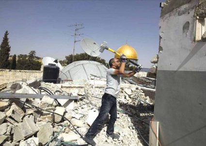 سلطات الاحتلال تجبر مواطنا مقدسيا على هدم منزله في العيسوية