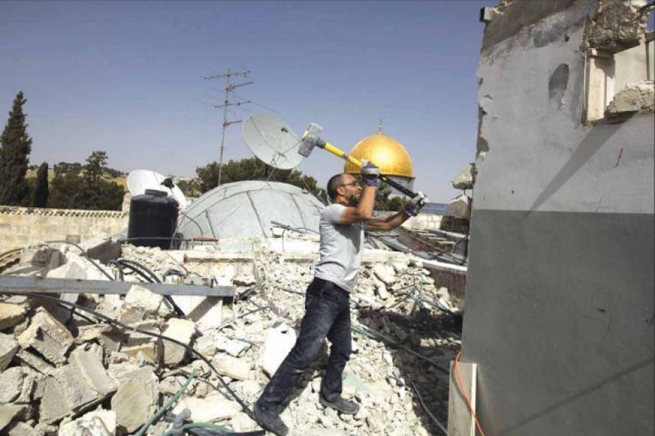 سلطات الاحتلال تجبر مواطنا مقدسيا على هدم منزله في العيسوية