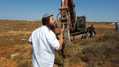 مستوطنون يجرفون أراضي في قريوت جنوب نابلس