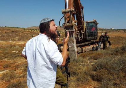 مستوطنون يجرفون أراضي في قريوت جنوب نابلس