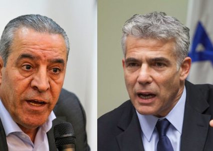 إعلام الاحتلال: مكالمة هاتفية "صعبة" بين الشيخ ولابيد على خلفية تصريحات أبو مازن