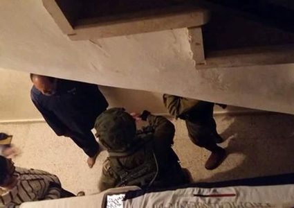 الاحتلال يشن حملة اعتقالات واسعة في تقوع جنوب شرق بيت لحم طالت 22 مواطنا