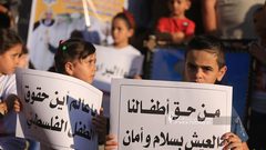 عائلة نجم تنظم وقفة احتجاجية تنديداً بجريمة استهداف أطفالهم من طائرات الاحتلال