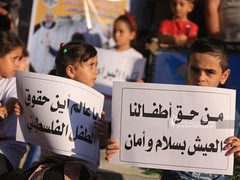عائلة نجم تنظم وقفة احتجاجية تنديداً بجريمة استهداف أطفالهم من طائرات الاحتلال خلال العدوان الأخير على القطاع