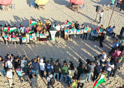 تدشين أكبر منحوتة رملية في فلسطين تضم أسماء الأطفال الذين ارتقوا في العدوان الأخير على غزة