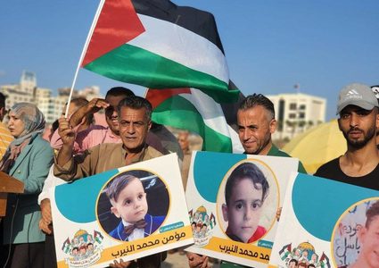 تدشين منحوتة رملية تضم أسماء الأطفال الذين ارتقوا في العدوان الأخير على غزة