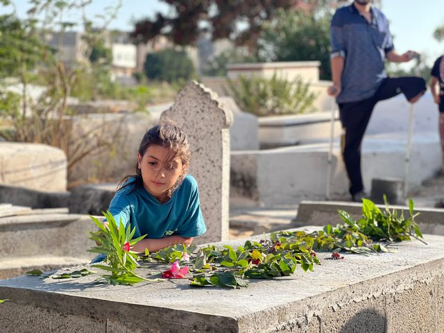 الطفلة ميرا نجم شقيقة الشهيد الطفل جميل نجم تقرأ الفاتحة على قبره