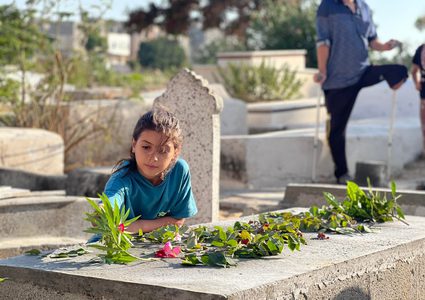 الطفلة ميرا نجم شقيقة الشهيد الطفل جميل نجم تقرأ الفاتحة على قبره