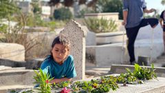 الطفلة ميرا نجم شقيقة الشهيد الطفل جميل نجم تقرأ الفاتحة على قبره