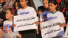 عائلة نجم تنظم وقفة احتجاجية تنديداً بجريمة استهداف أطفالهم من طائرات الاحتلال