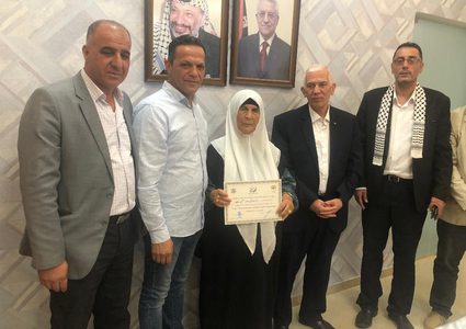 محافظ بيت لحم يكرم أسرى في سجون الاحتلال