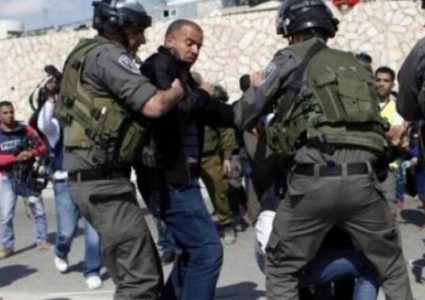 قوات الاحتلال تعتقل عددا من العمال أثناء تواجدهم في مخيم شعفاط