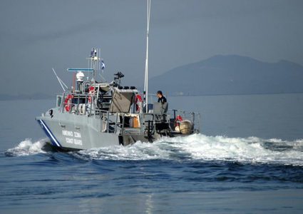 جنوح قارب يقل 97 مهاجرا عند جزيرة يونانية