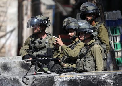 الاحتلال يصيب العشرات بحالات اختناق ويعتقل 12 مواطنا من يعبد