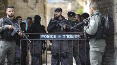 قوات الاحتلال تعتقل شابا من القدس