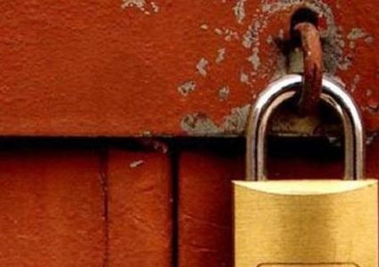 إغلاق مطعم في الطيرة بحجة تشغيل عمال من الضفة دون تصريح