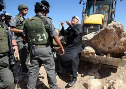 الاحتلال يستولي على "حفار" تابع لوزارة الزراعة في مسافر يطا