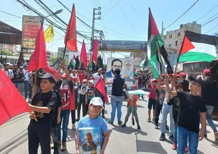 مسيرات حاشدة في مخيمي البداوي ونهر البارد دعما للرئيس