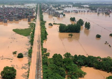 ٢٣ قليلا جراء الفيضانات غرب الصين