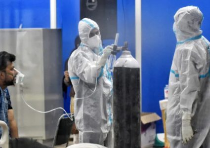 الصحة تحذر من فيروس كورونا وتطالب باستمرار التطعيم