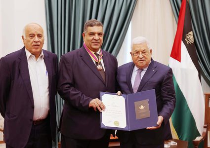 الرئيس عباس يقلد الصحفي المصري أشرف أبو الهول وسام الثقافة والعلوم والفنون