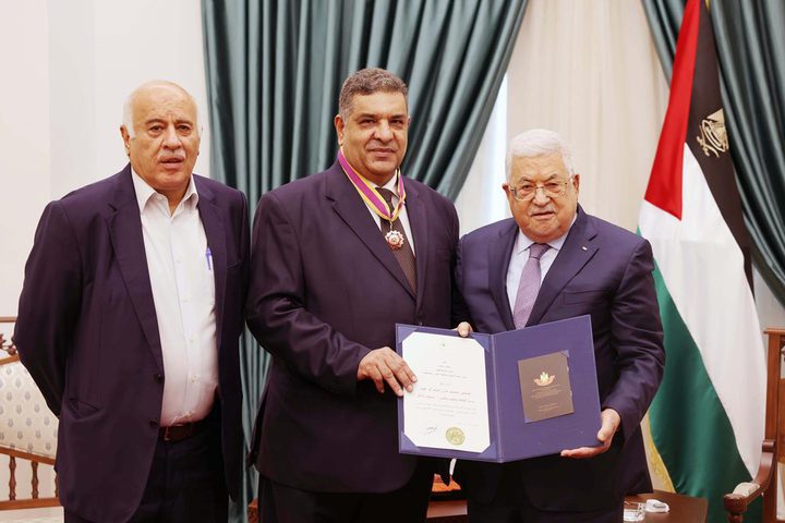 الرئيس عباس يقلد الصحفي المصري أشرف أبو الهول وسام الثقافة والعلوم والفنون