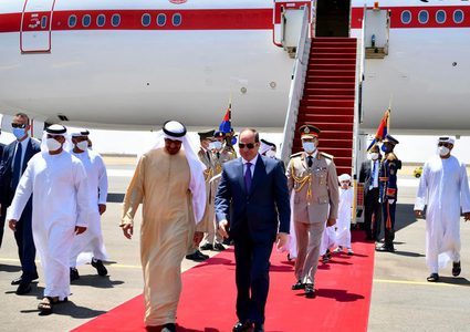 الرئيس الإماراتي يصل إلى مصر للمشاركة في قمة عربية خماسية
