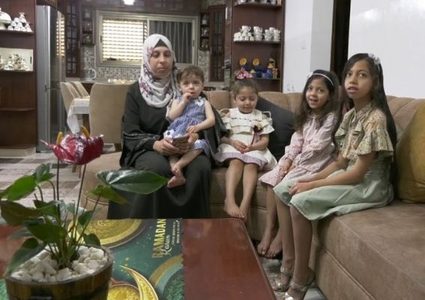 الاحتلال يمنع زوجة المعتقل العواودة من زيارته