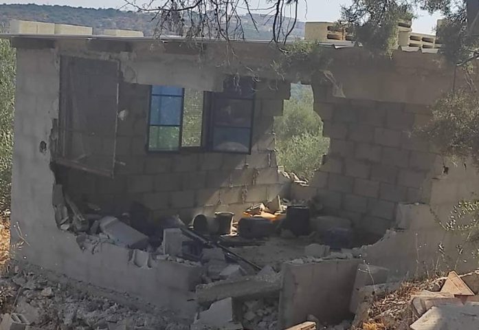 مستوطنون يهدمون غرفتين زراعيتين غرب سلفيت