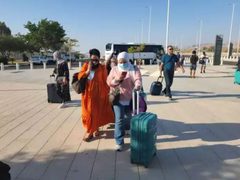 فلسطينيون من الخليل وبيت لحم سافروا صباح اليوم عبر مطار "رامون" الإسرائيلي باتجاه قبرص .. شركات الطيران التركية ستقوم برحلات مماثلة الشهر المقبل إلى اسطنبول وانطاليا