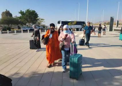 فلسطينيون من الخليل وبيت لحم سافروا صباح اليوم عبر مطار "رامون" الإسرائيلي باتجاه قبرص .. شركات الطيران التركية ستقوم برحلات مماثلة الشهر المقبل إلى اسطنبول وانطاليا