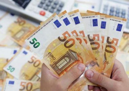 اليورو يسجل أدنى مستوى له مقابل الدولار منذ 2002