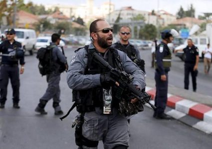 سلطات الاحتلال تستدعي فتى مقدسيا للتحقيق