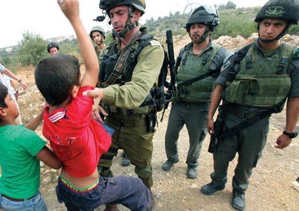 الخليل: الاحتلال يعتدي على أطفال مخيم "طلائع البناء والتحرير" في تل الرميدة