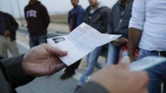 الإعلام العبري:تحويل 2000 تصريح عمل إضافي إلى قطاع غزة