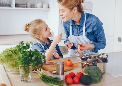 6 أطعمة لدعم صحة الطفل قبل العودة للمدرسة