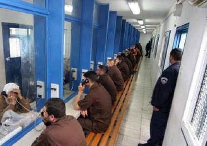 غزة: 40 مواطنا يزورون أبناءهم الأسرى في سجن "نفحة"